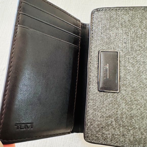 Tumi Crafted from leather, this refined and durable tri-fold wallet offers super - Picture 4 of 13
